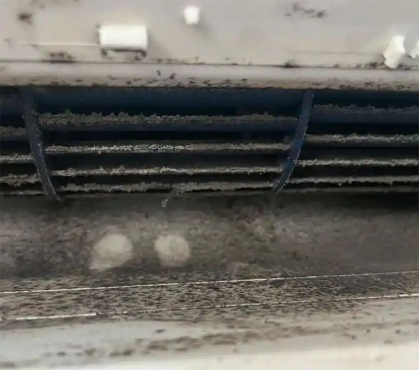 明山空调吹的风有股烧焦味是怎么回事